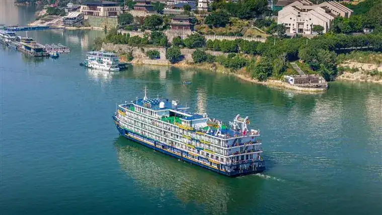 Three Gorges cruise ship sailing on the Yangtze River, Chongqing to Yichang itinerary